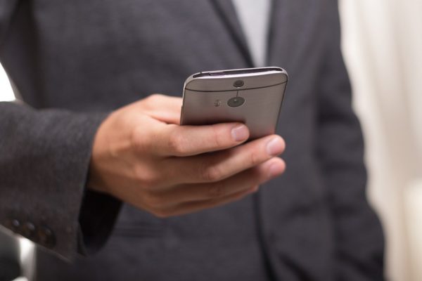 Geschäftsmann mit Smartphone